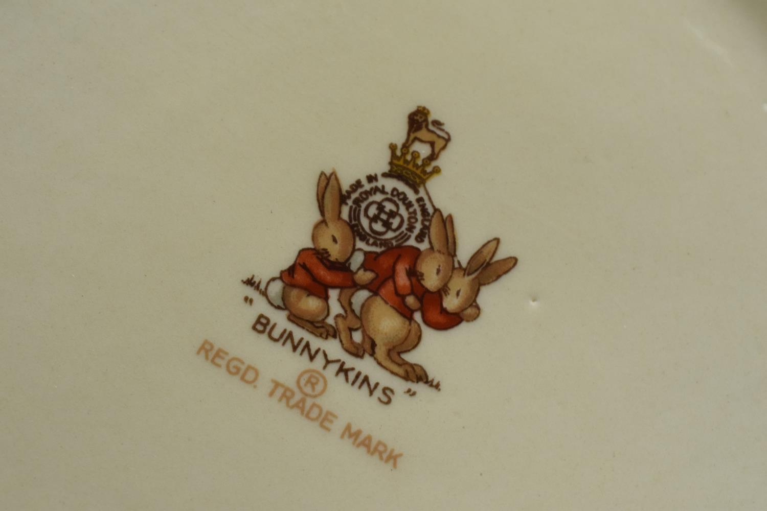 Royal Doulton Bunnykins food warmer/ hot plate with sledging scenes and a Royal Worcester muffin - Bild 6 aus 7