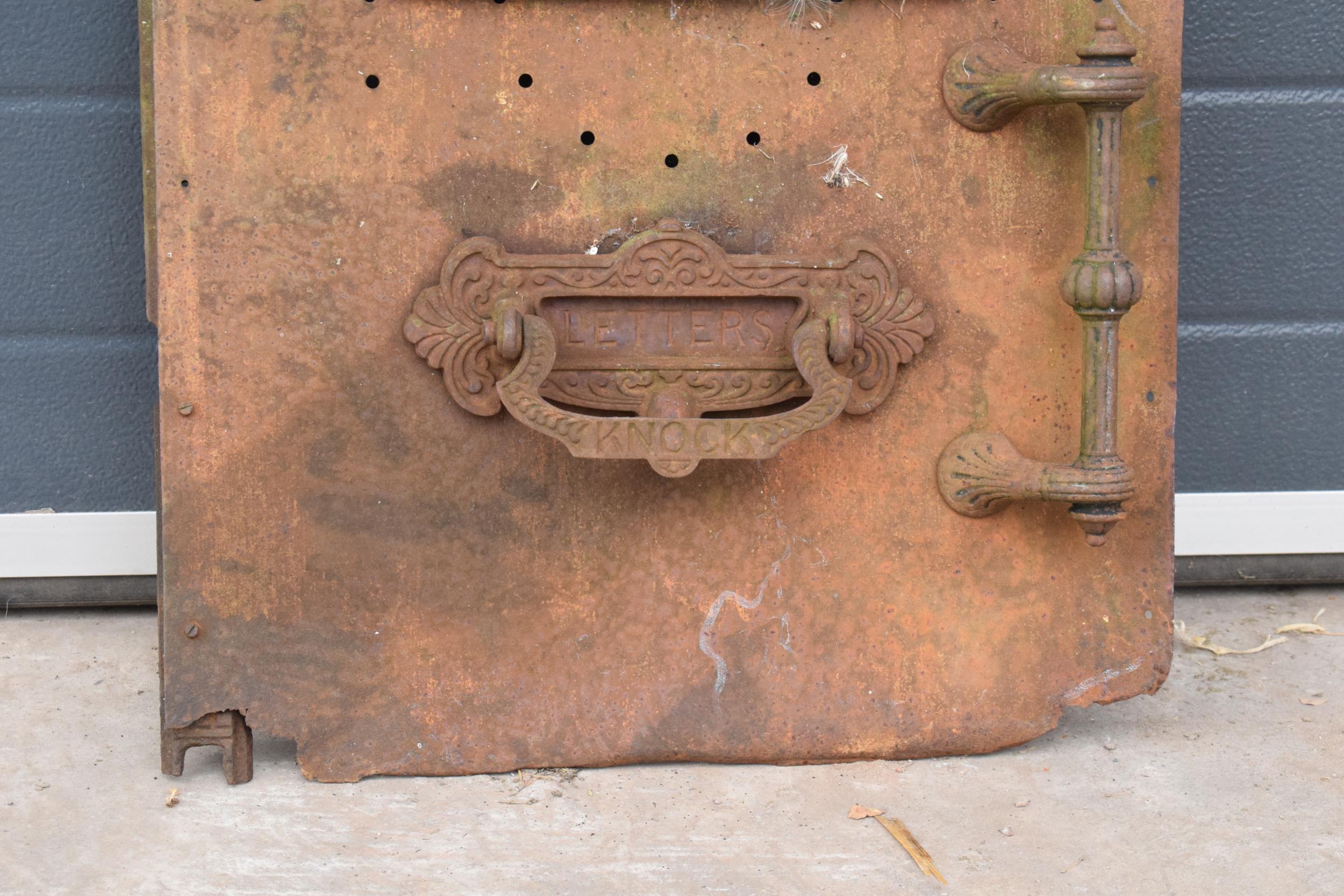 An interesting late 19th century cast metal door (possibly for a furnace / oven) with 'Hanson - Image 3 of 7