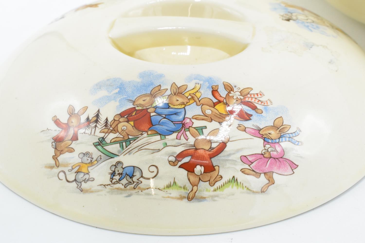 Royal Doulton Bunnykins food warmer/ hot plate with sledging scenes and a Royal Worcester muffin - Bild 5 aus 7