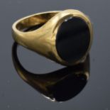 9ct gold gents signet ring set with onyx or similar stone. Size Q/R. 4.1 grams.