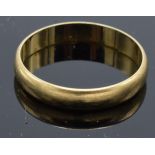 9ct gold wedding band. 2.3 grams. Size R