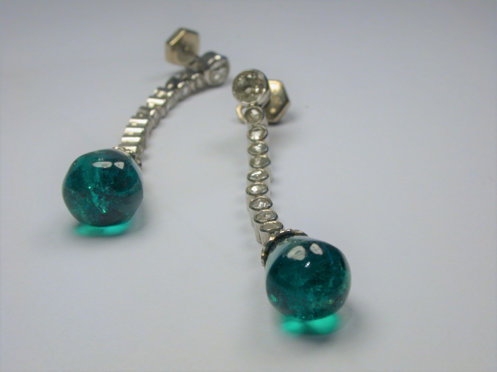 Ohranhänger WG 585 antik, Altschliff-Diamanten ca. 1,20 ct, 2 Smaragdtropfen - 10,33 Gramm