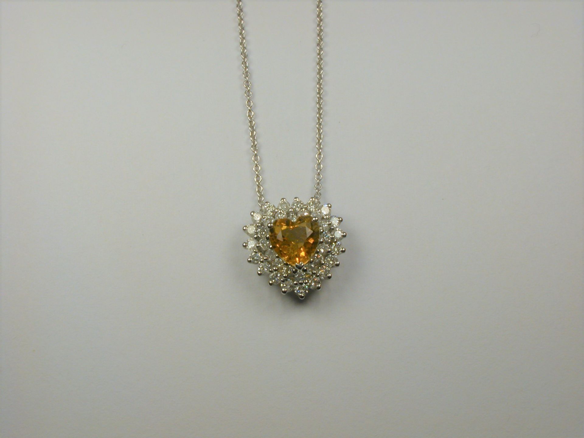 Collier WG 750, Citrin in Herzform ca. 0,60 ct, Diamanten ca. 0,50 ct - 2,76 Gramm