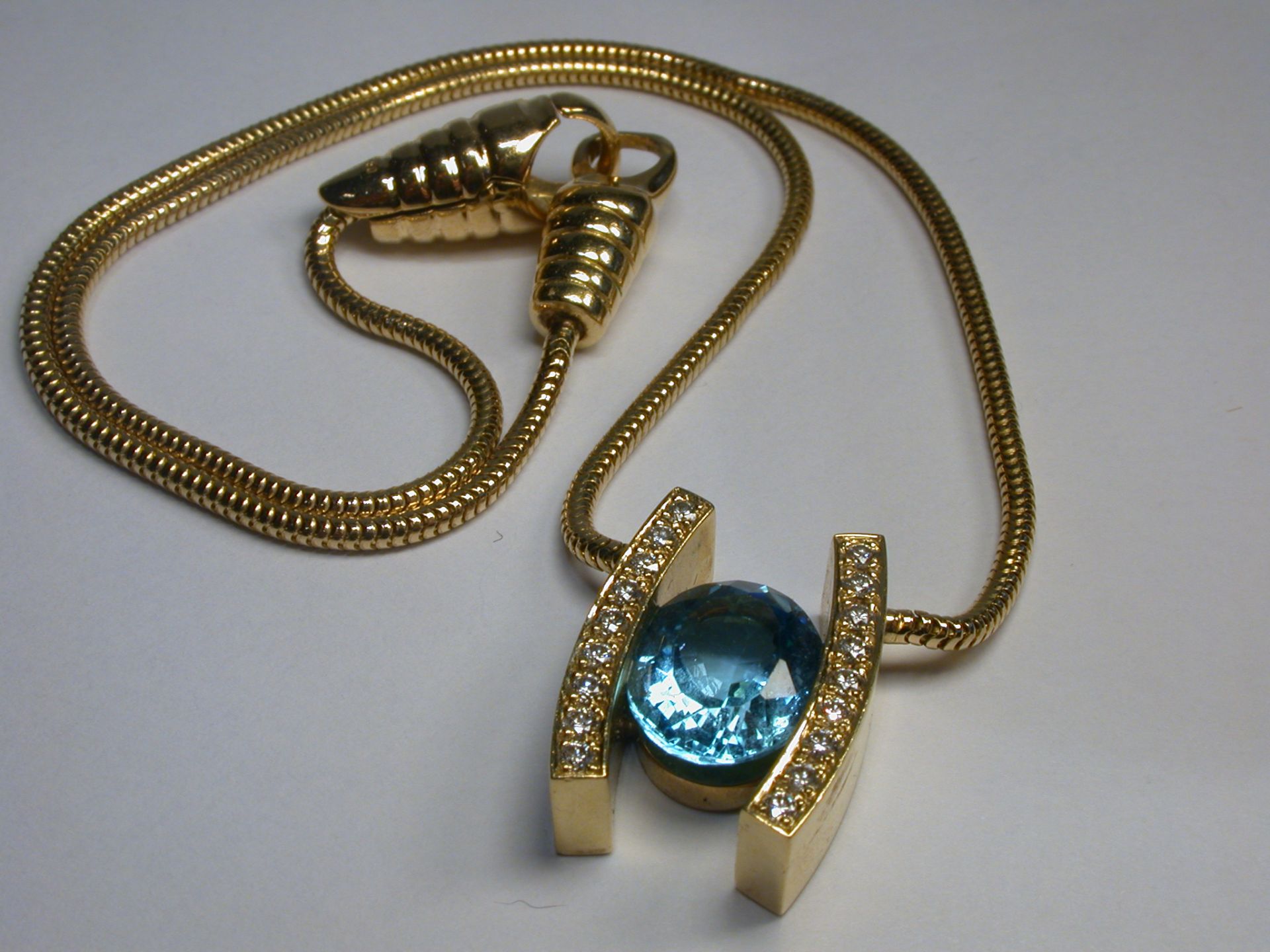 Collier GG 750, Diamanten ca. 0,54 ct, Blautopas - 33,57 Gramm