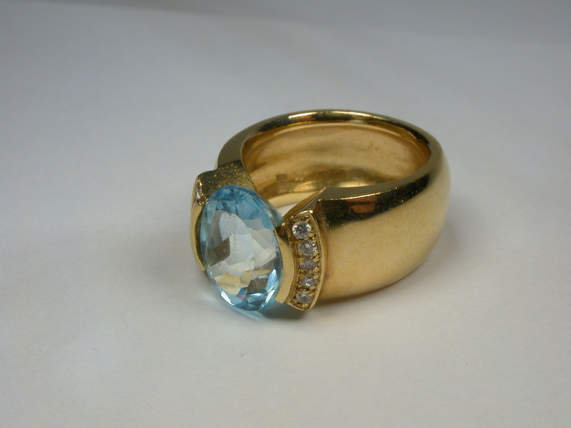 Ring GG 750, 10 Diamanten ca. 0,18 ct, Blautopas - 19,3 Gramm
