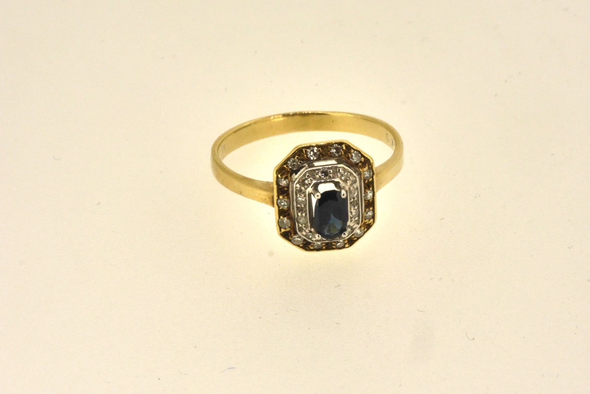 Ring GG 585, Saphir, 24 Diamanten, insg. ca. 0,45 ct, um 1910, 2,79 Gramm