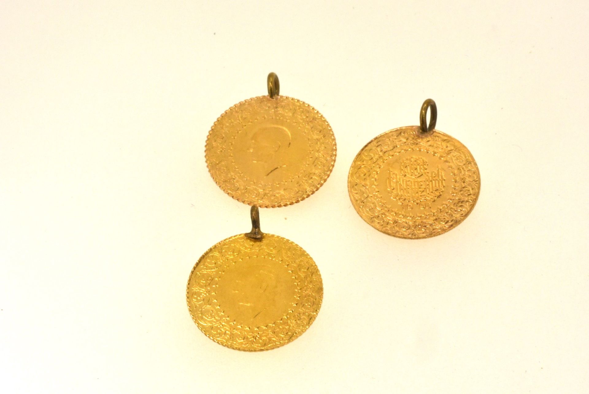 3 türkische Goldmünzen mkit metallösen, insg. 5,47 Gramm