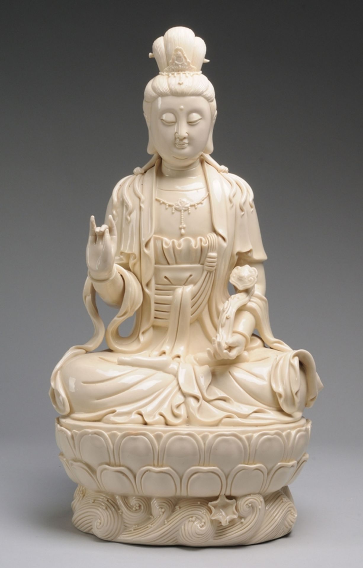 Große Blanc-de-Chine-Figur der Guanyin