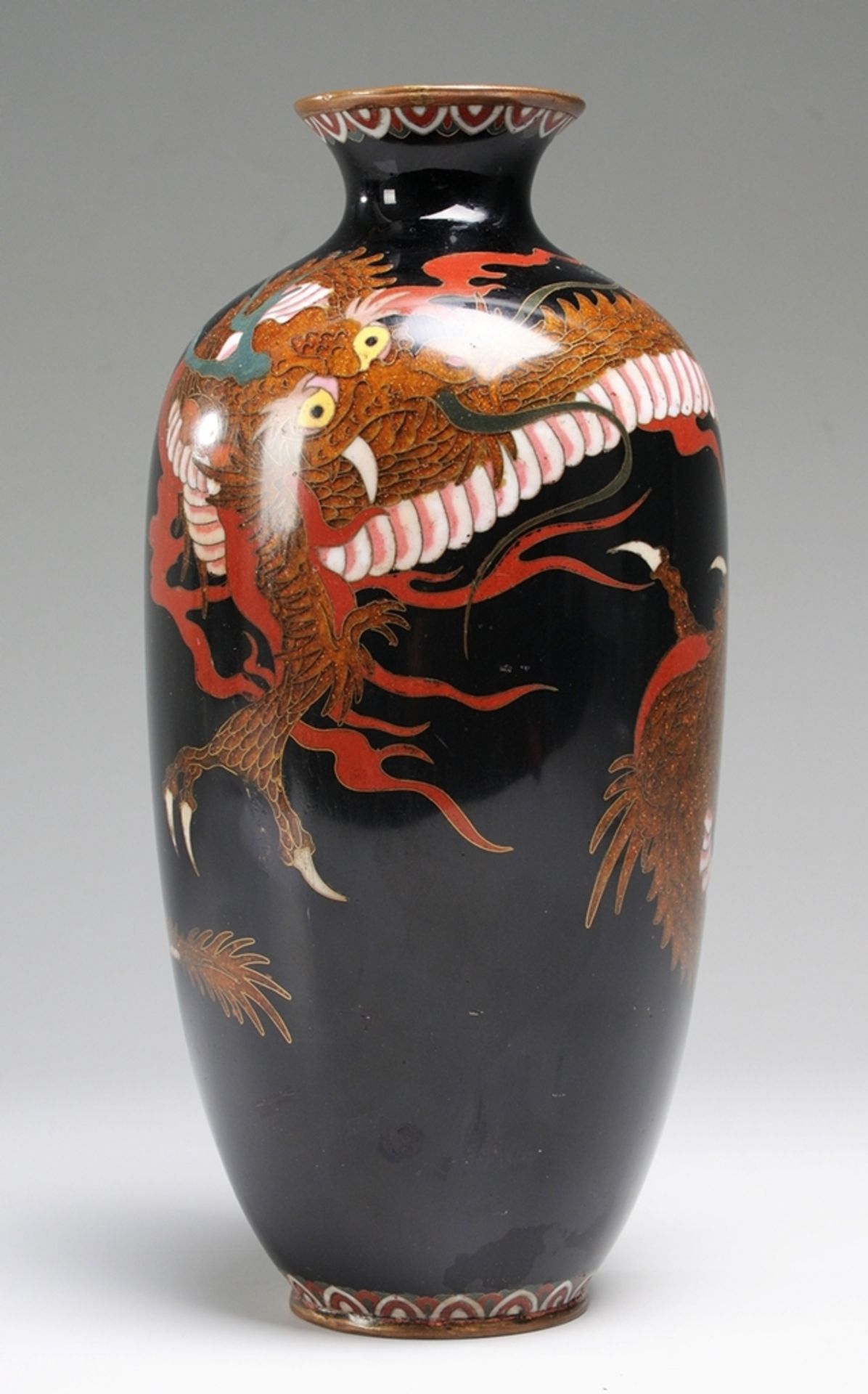Cloisonné-Vase mit Drachendekor