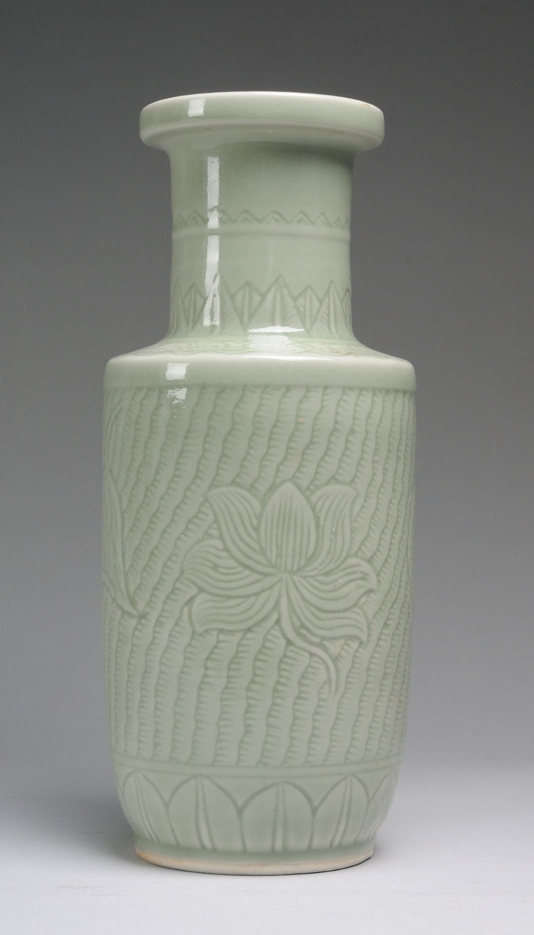 Rouleau-Vase mit reliefiertem Dekor