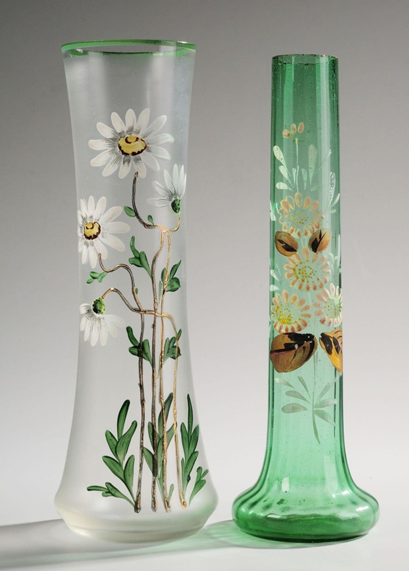 Zwei Jugendstil-Vasen mit Blumenmalerei