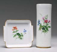 Vase und Ascher mit Wiesenblumenmalerei