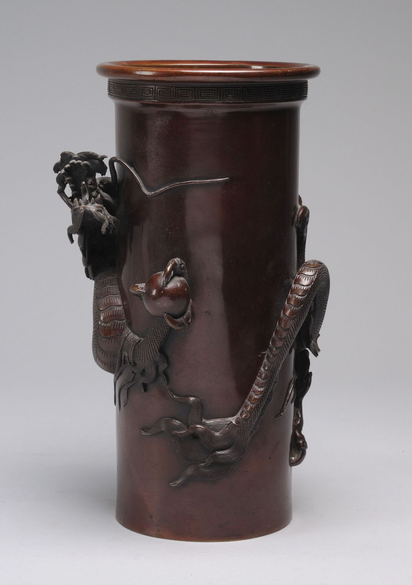 Vase mit Drachendekor - Bild 4 aus 6