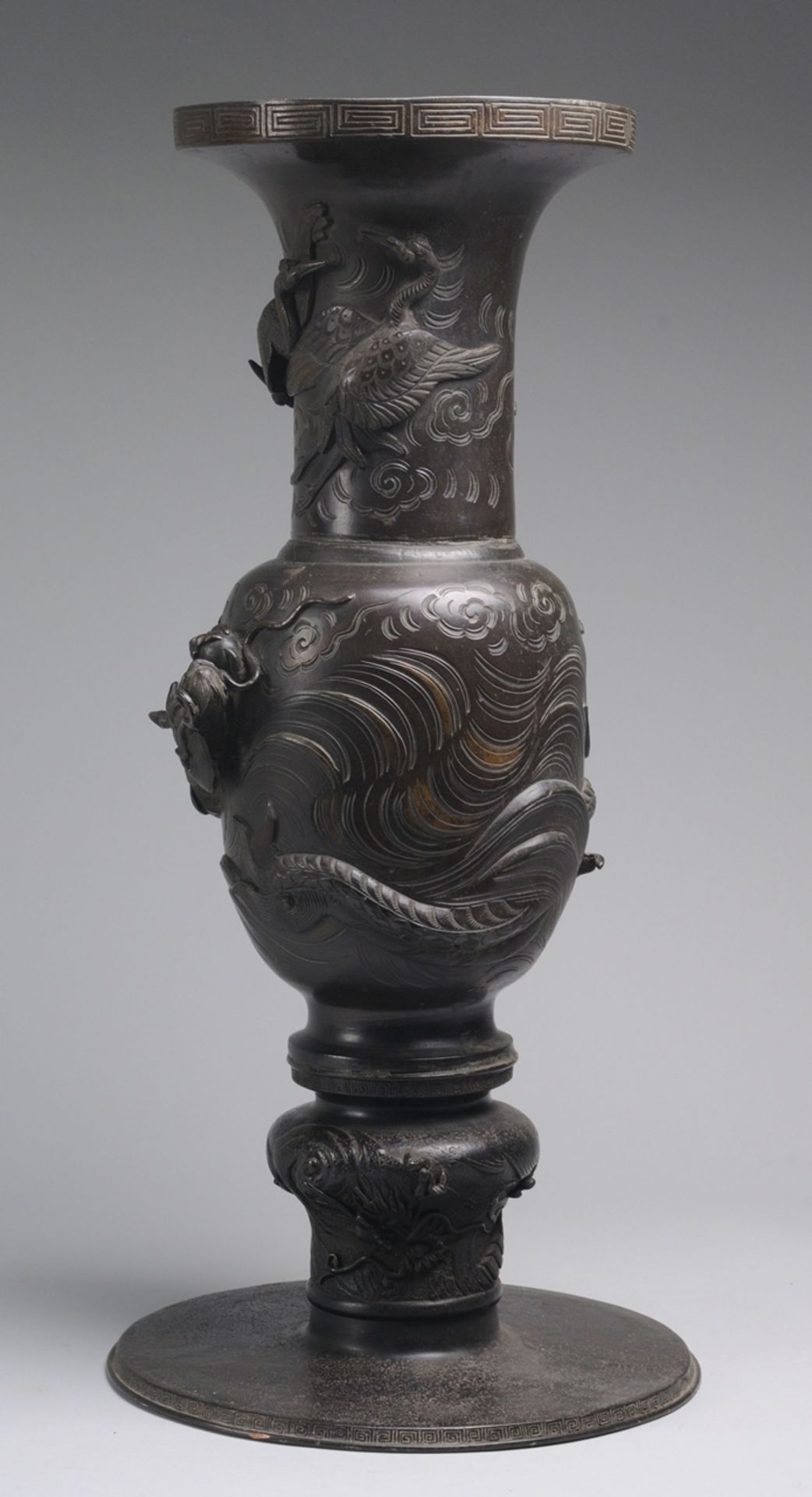 Große Vase mit reliefiertem Drachen- und Phönixdekor - Bild 4 aus 5