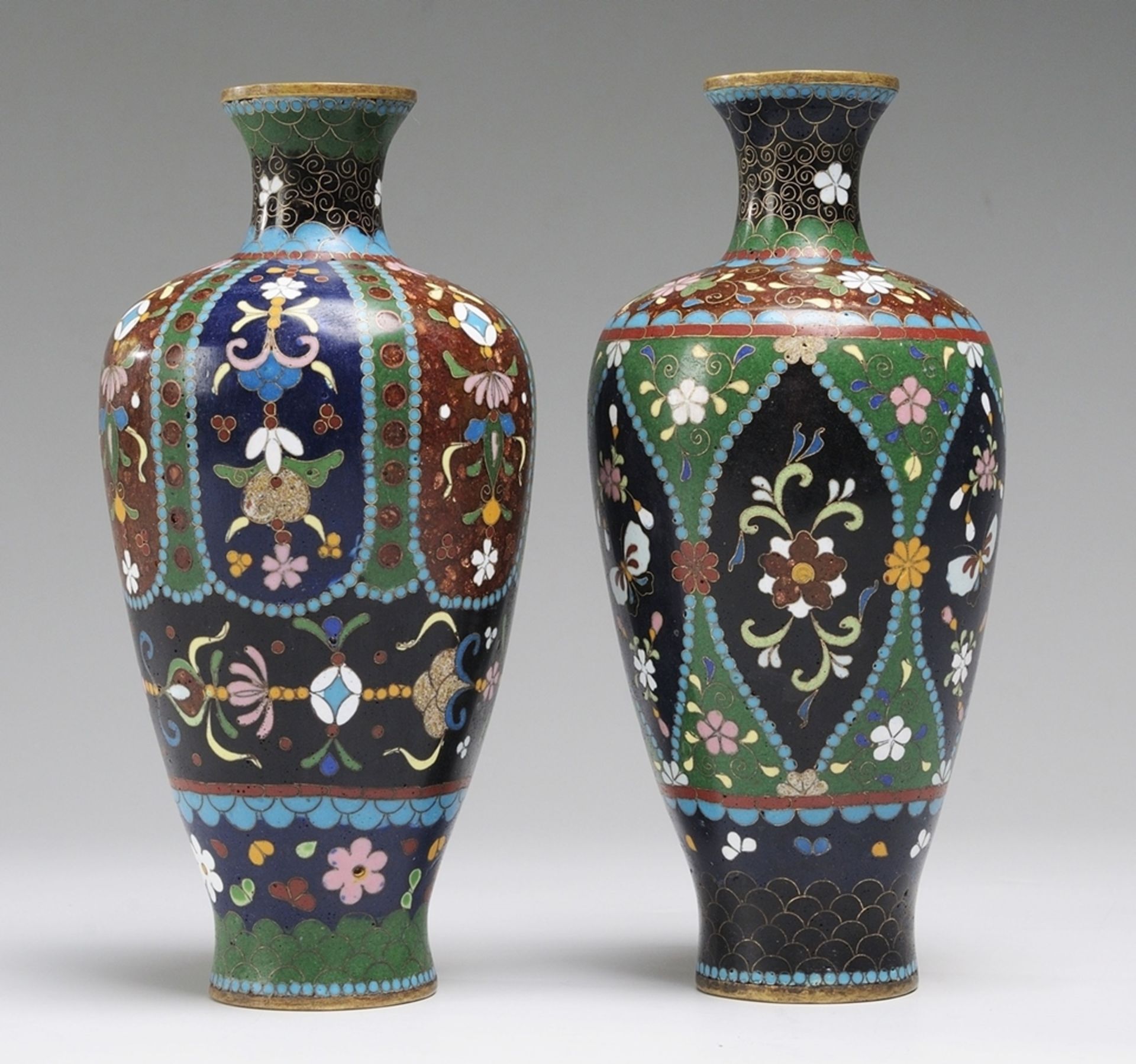 Paar Cloisonné-Vasen mit floralem Dekor