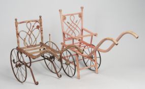 Paar historische Zweirad-Puppenwagen