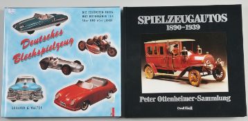 Paar Bücher Spielzeugautos