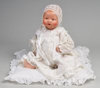 Baby-Puppe im Taufkleid