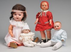 Paar Puppenmädchen und Paar Babypuppen, verschiedene Hersteller
