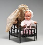 Englisches Puppenbett und Schildkröt-Baby-Puppe