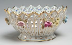 Zierschale mit Blütenbesatz