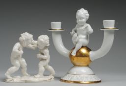 Tischleuchter und Puttengruppe