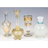 Vase, kleine Karaffe und Bierglas mit Golddekor um 1900 und später