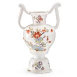 Kleine Doppelhenkelvase mit Kakiemondekor Meissen, um 1730