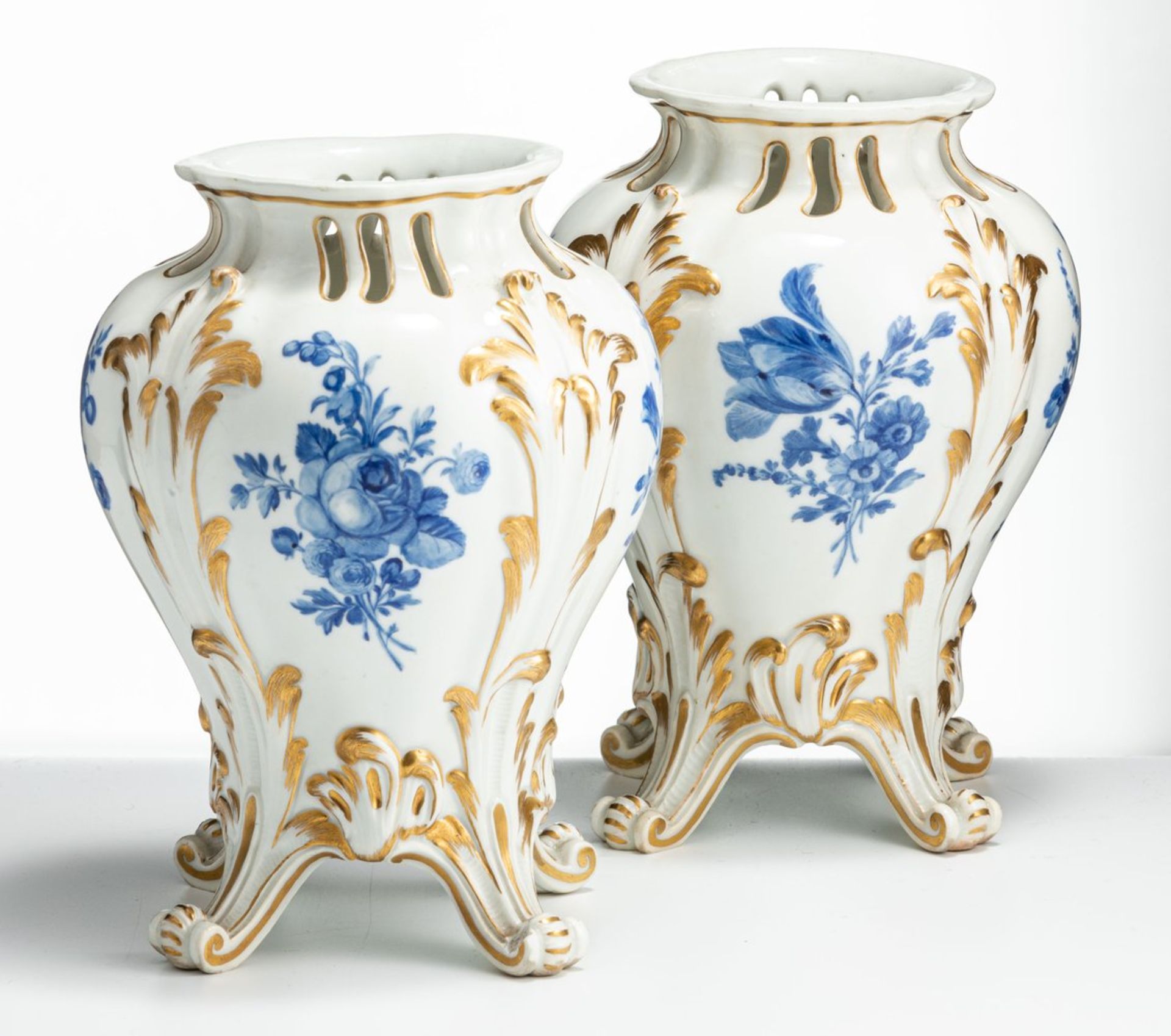 Ein Paar Vasen auf Volutenfüßen Meissen, E. 18. Jh. - Image 2 of 3