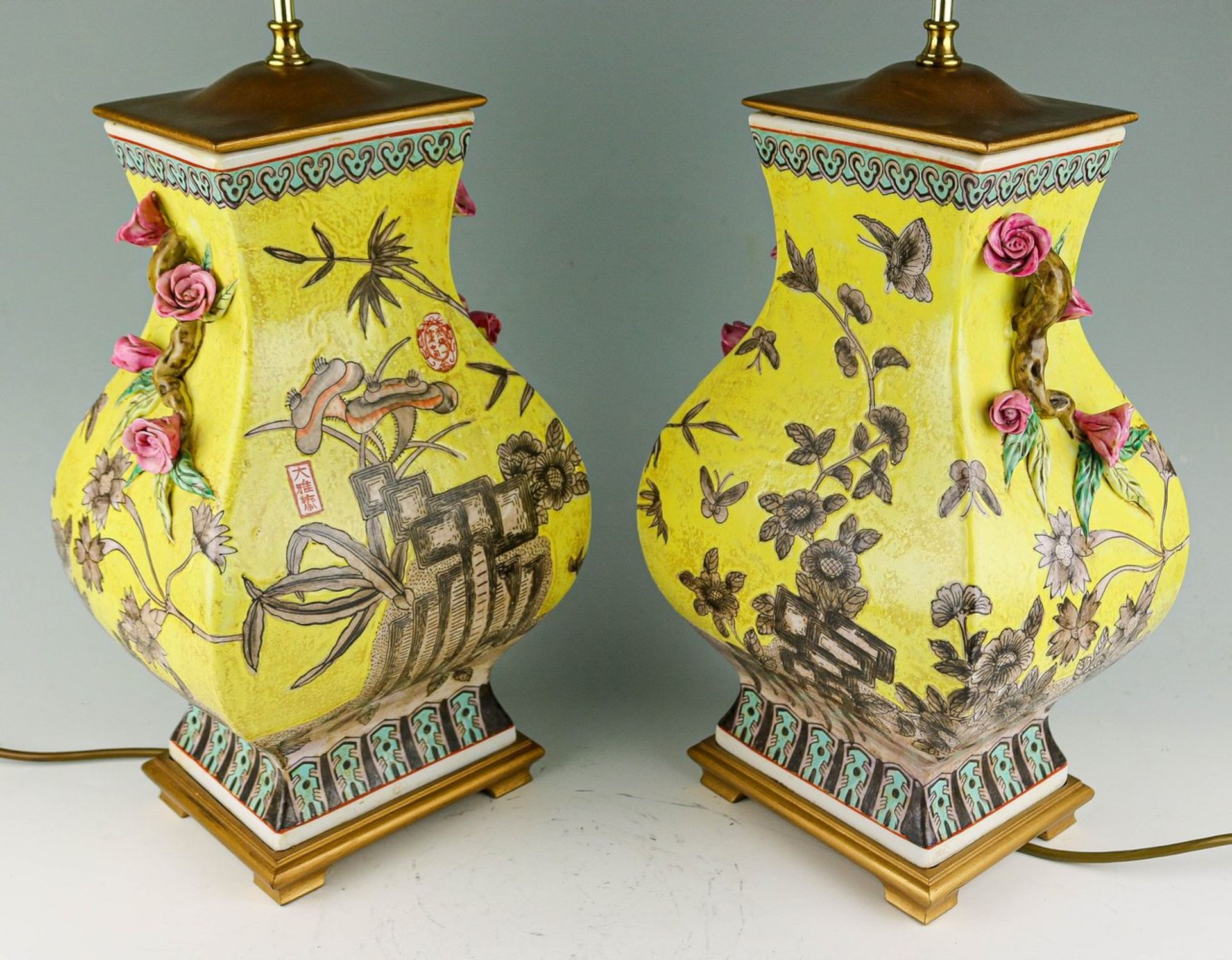 Ein Paar gebauchte Vierkantvasen, als Lampe montiert China - Image 3 of 5