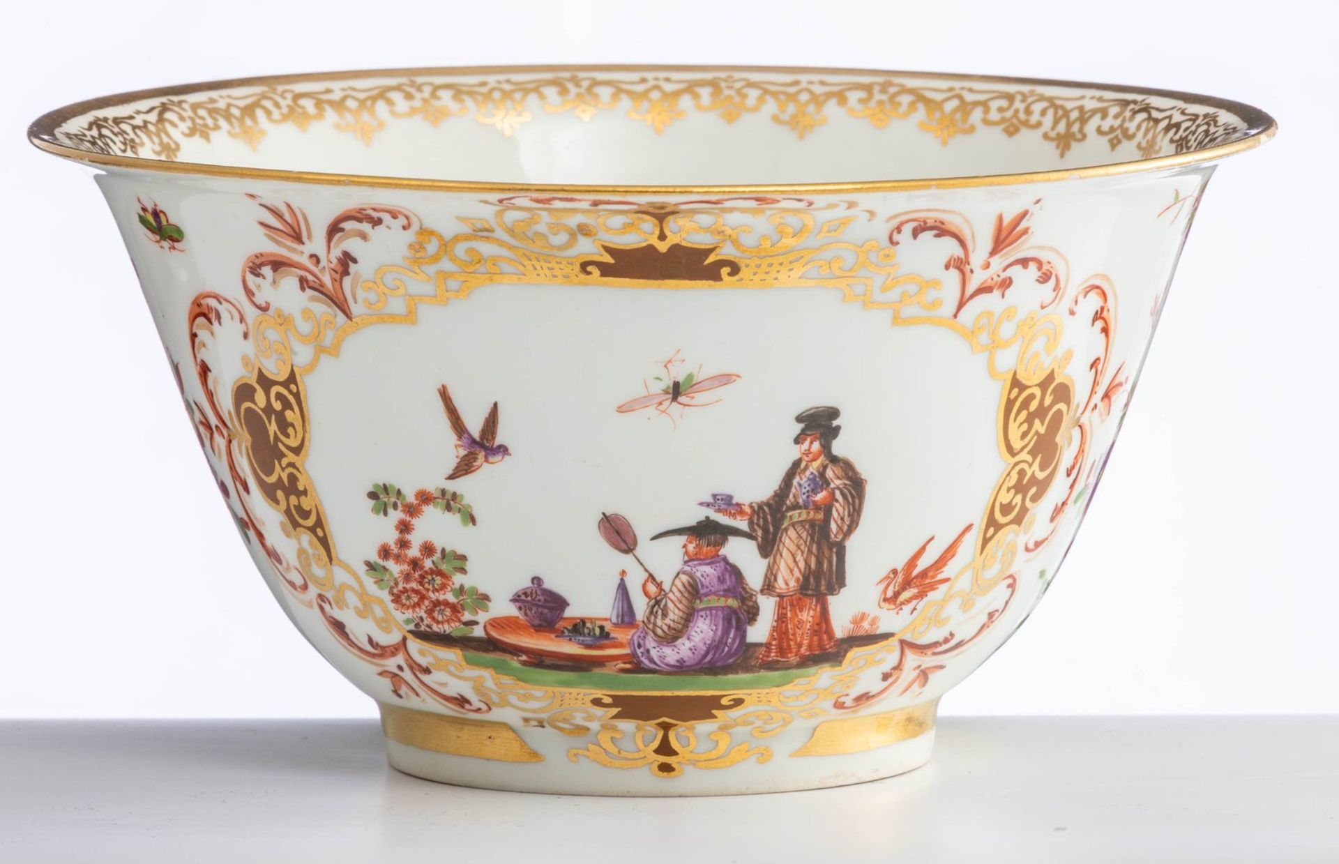 Kumme mit Chinoiserien Meissen, um 1725/30, die Bemalung aus dem Umkreis Johann Gregorius Hoeroldts - Image 2 of 4