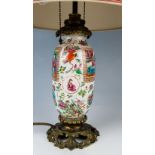 Schlanke Vase, als Tischlampe montiert China, Kanton