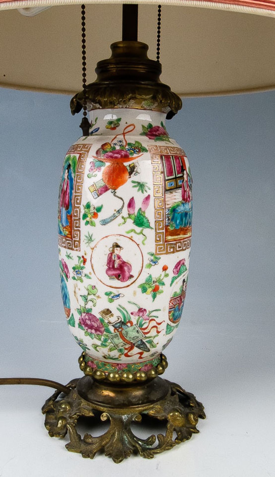 Schlanke Vase, als Tischlampe montiert China, Kanton