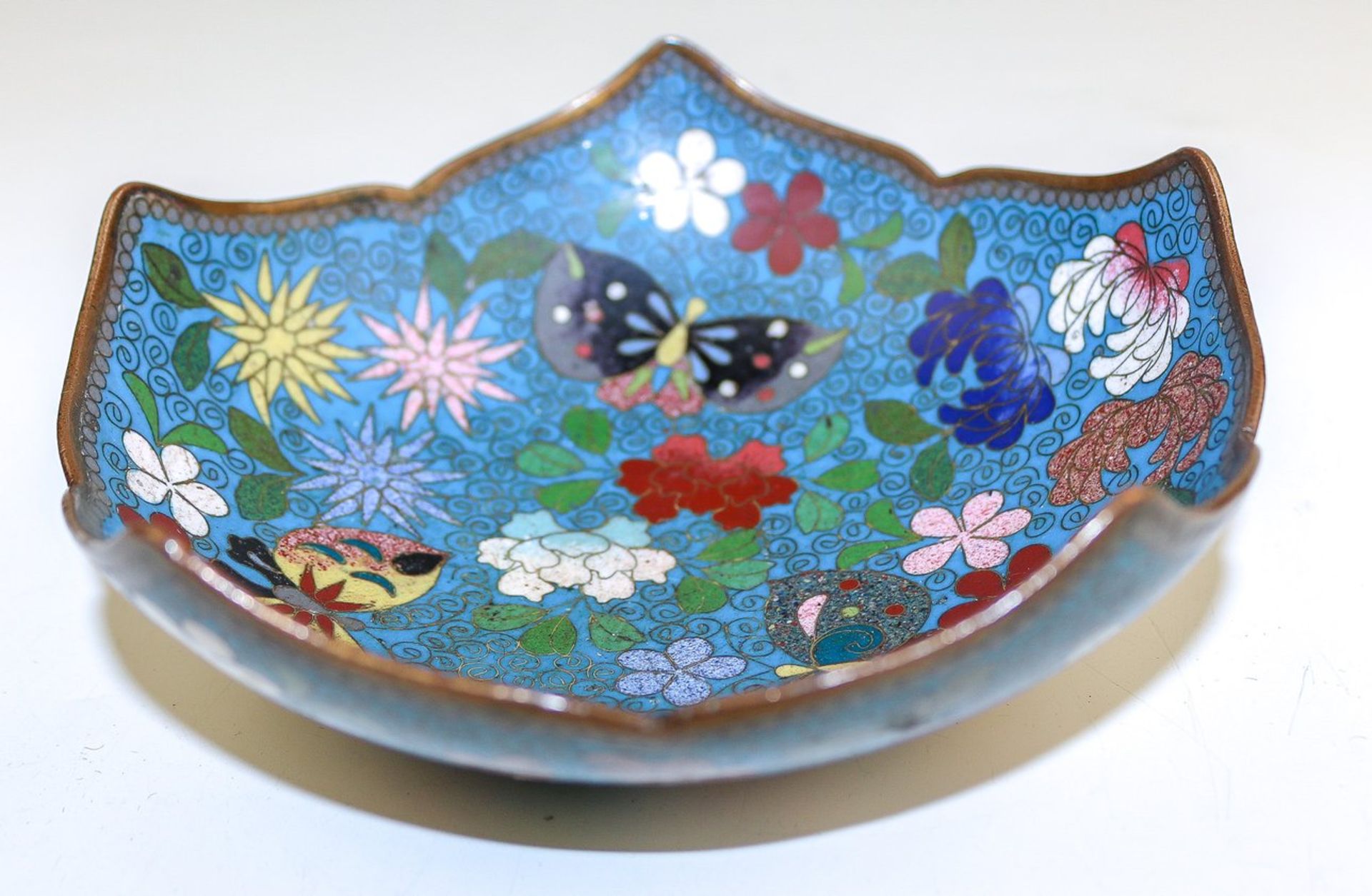 Blütenförmige Cloisonné-Schale Japan