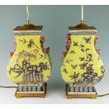 Ein Paar gebauchte Vierkantvasen, als Lampe montiert China