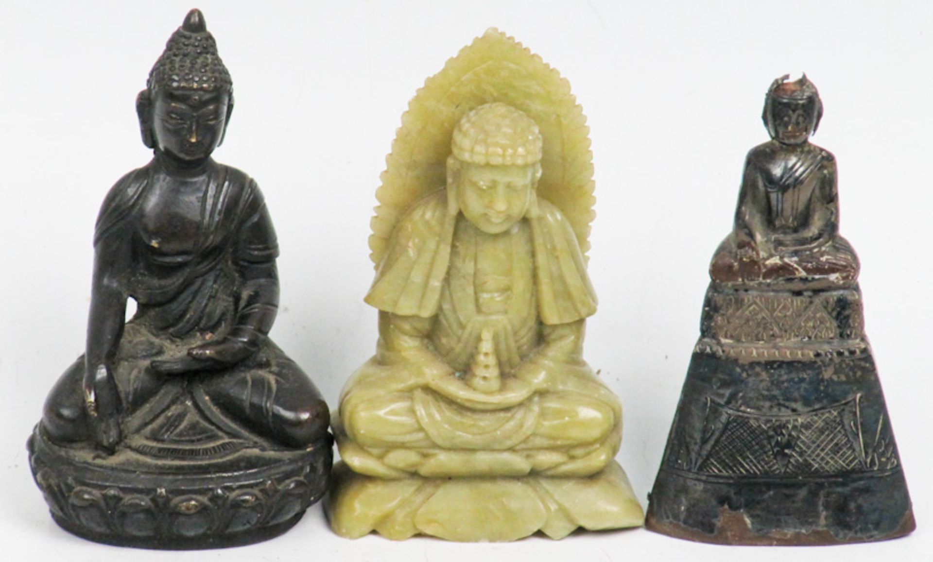 Drei kleine Figuren eines sitzenden Buddhas