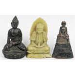 Drei kleine Figuren eines sitzenden Buddhas