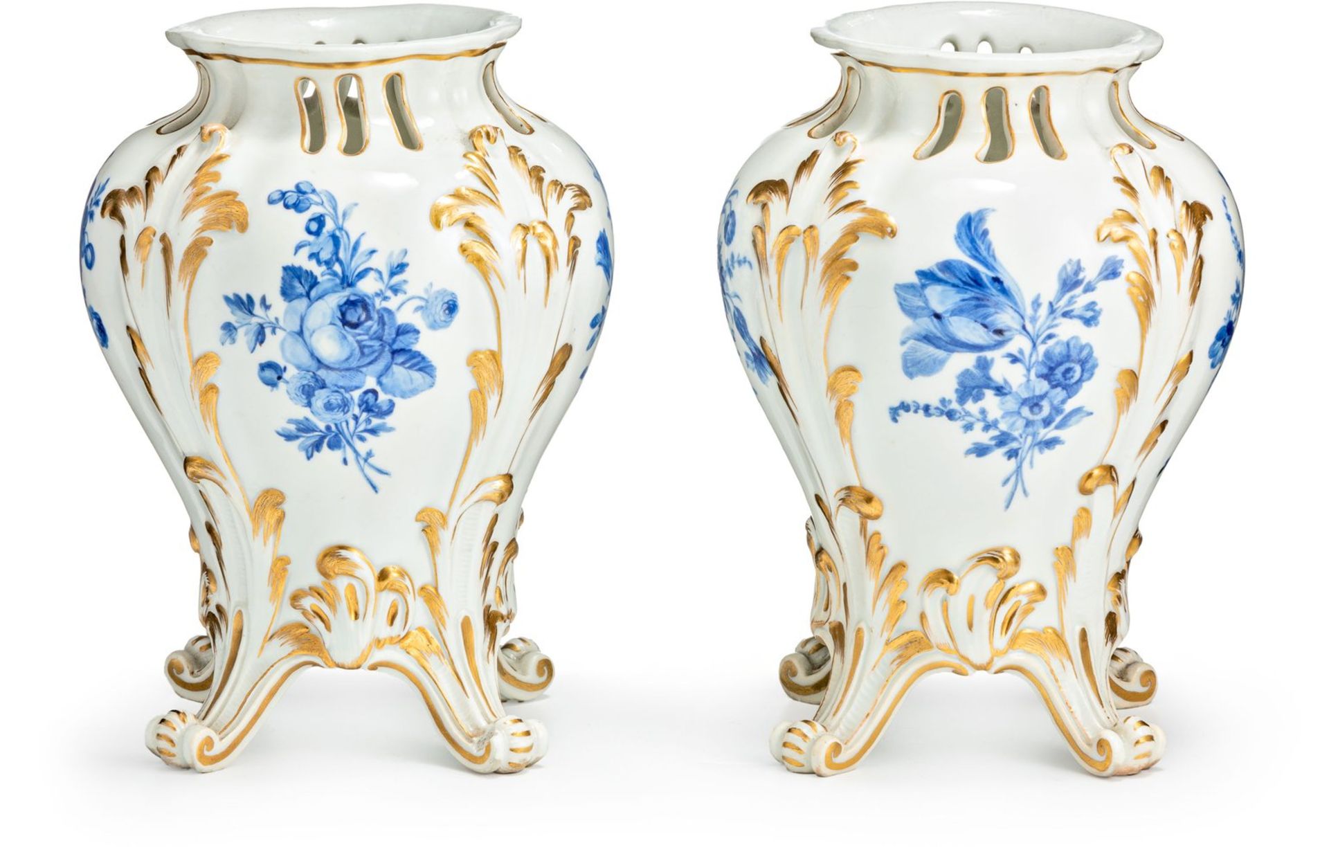 Ein Paar Vasen auf Volutenfüßen Meissen, E. 18. Jh.