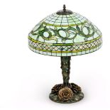 Tischlampe mit Schirm nach Entwurf von Louis Comfort Tiffany