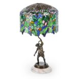 Figurale Tischlampe mit trunkenem Silen und Schirm nach Entwurf von Louis Comfort Tiffany