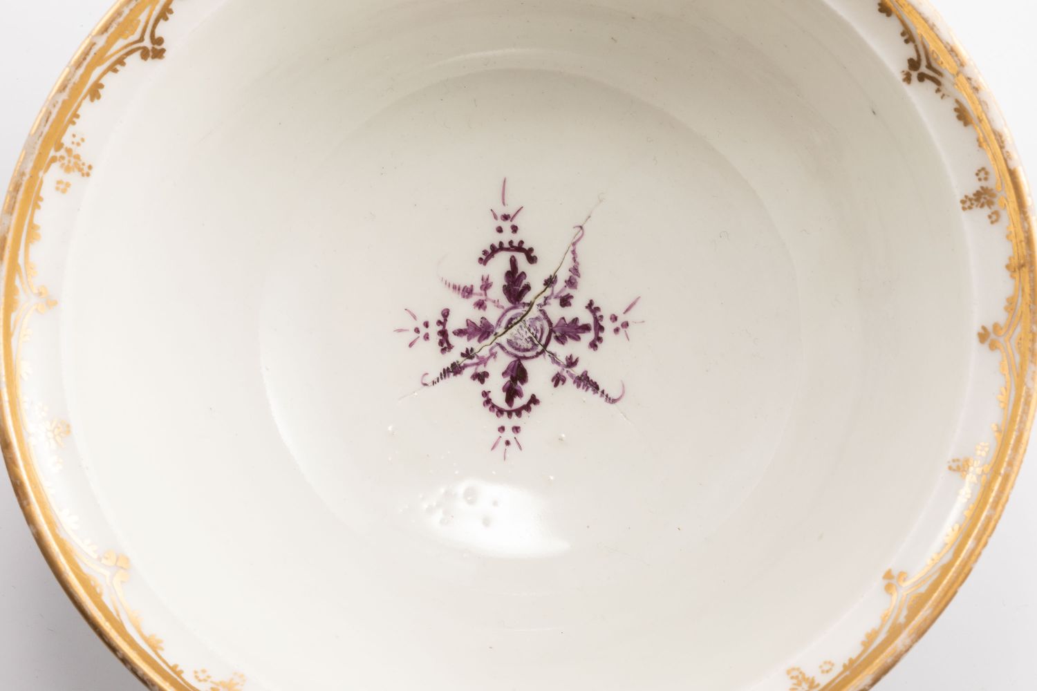 Kumme mit Hausmaler-Chinoiserien Meissen, um 1720 der Dekor Bayreuth oder Dresden, um 1725/38 - Bild 4 aus 5