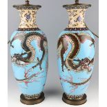 Ein Paar schlanke Cloisonné-Vasen, als Lampe montiert Japan