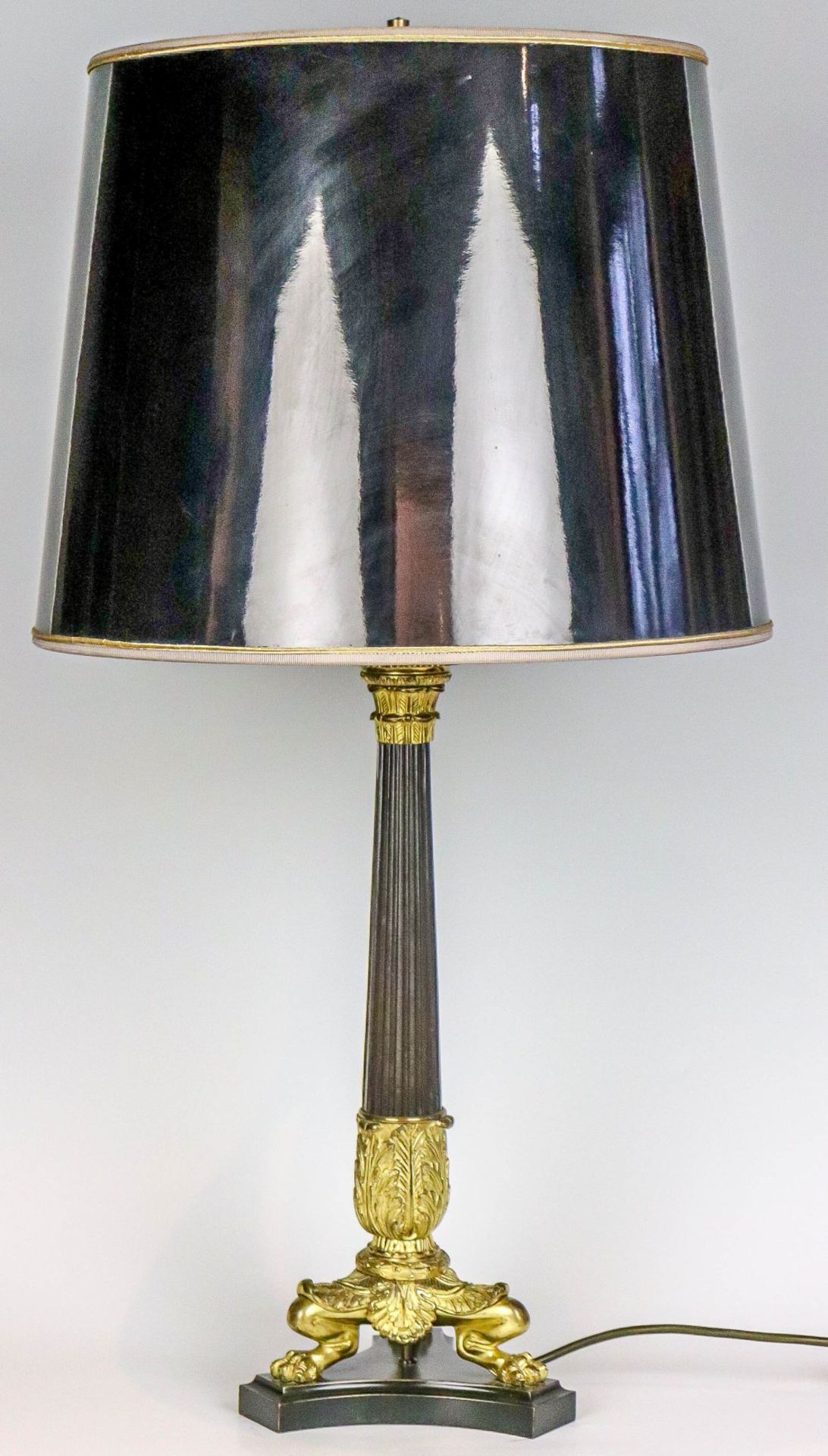 Tischlampe im Empirestil