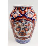 Leicht gebauchte Vase mit gerillter Wandung Japan, Imari