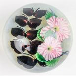 Paperweight "Red Cherry Blossoms and Butterflies" Daniel Salazar, Lundberg Studios, USA, um 1988