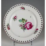 Dessertteller mit Rosenmalerei nach einem Wedgwood-Modell KPM Berlin, um 1800