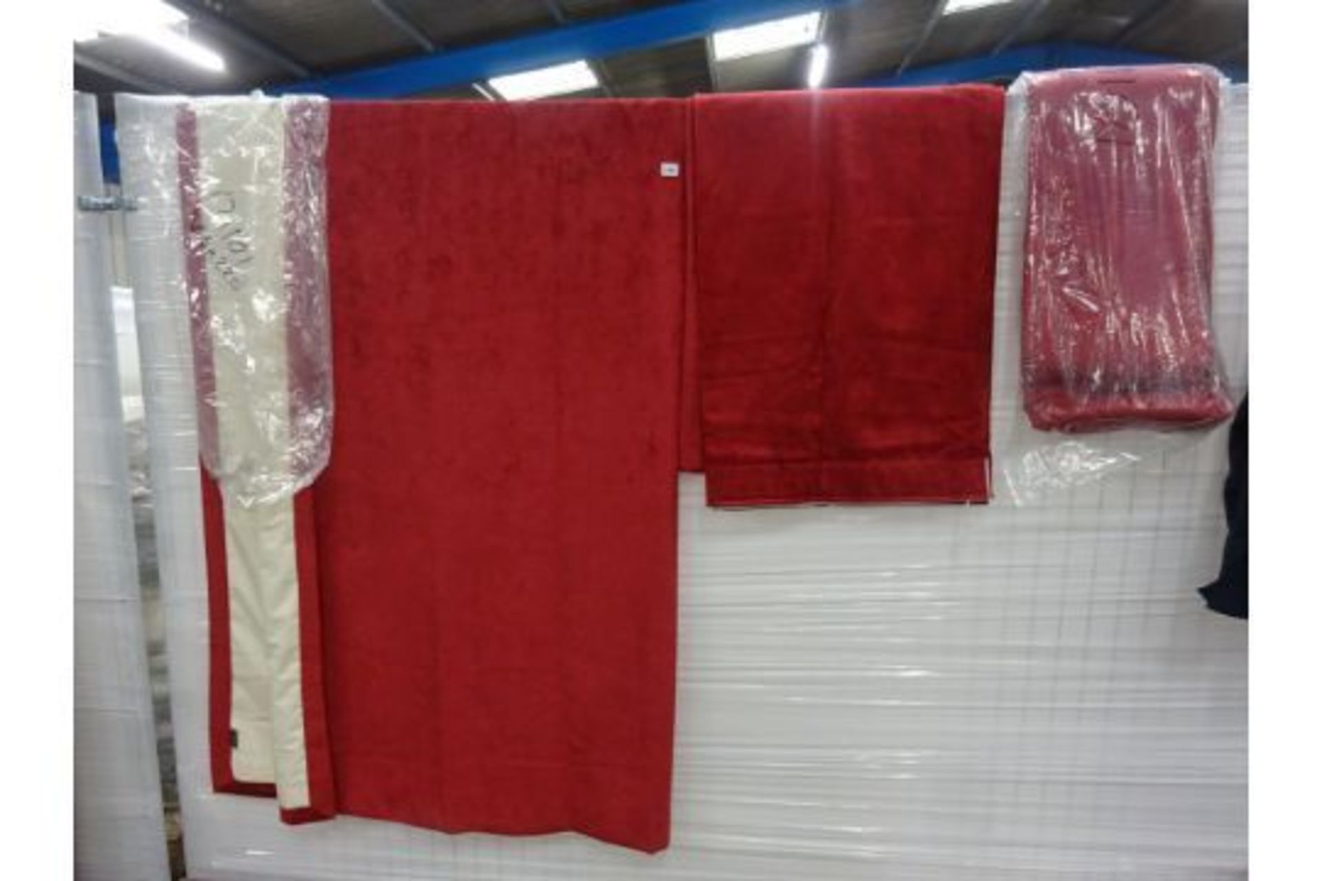 RED CURTAINS SIZE 226 X 220cm
