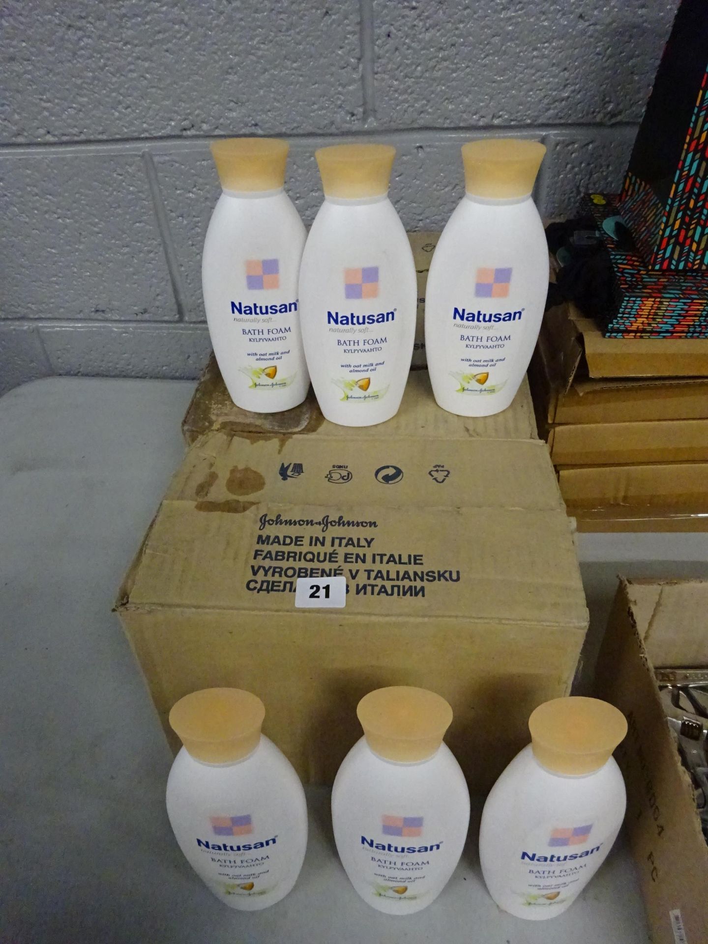 36 BOTTLES OF JOHNSON & JOHNSON BATH FOAM