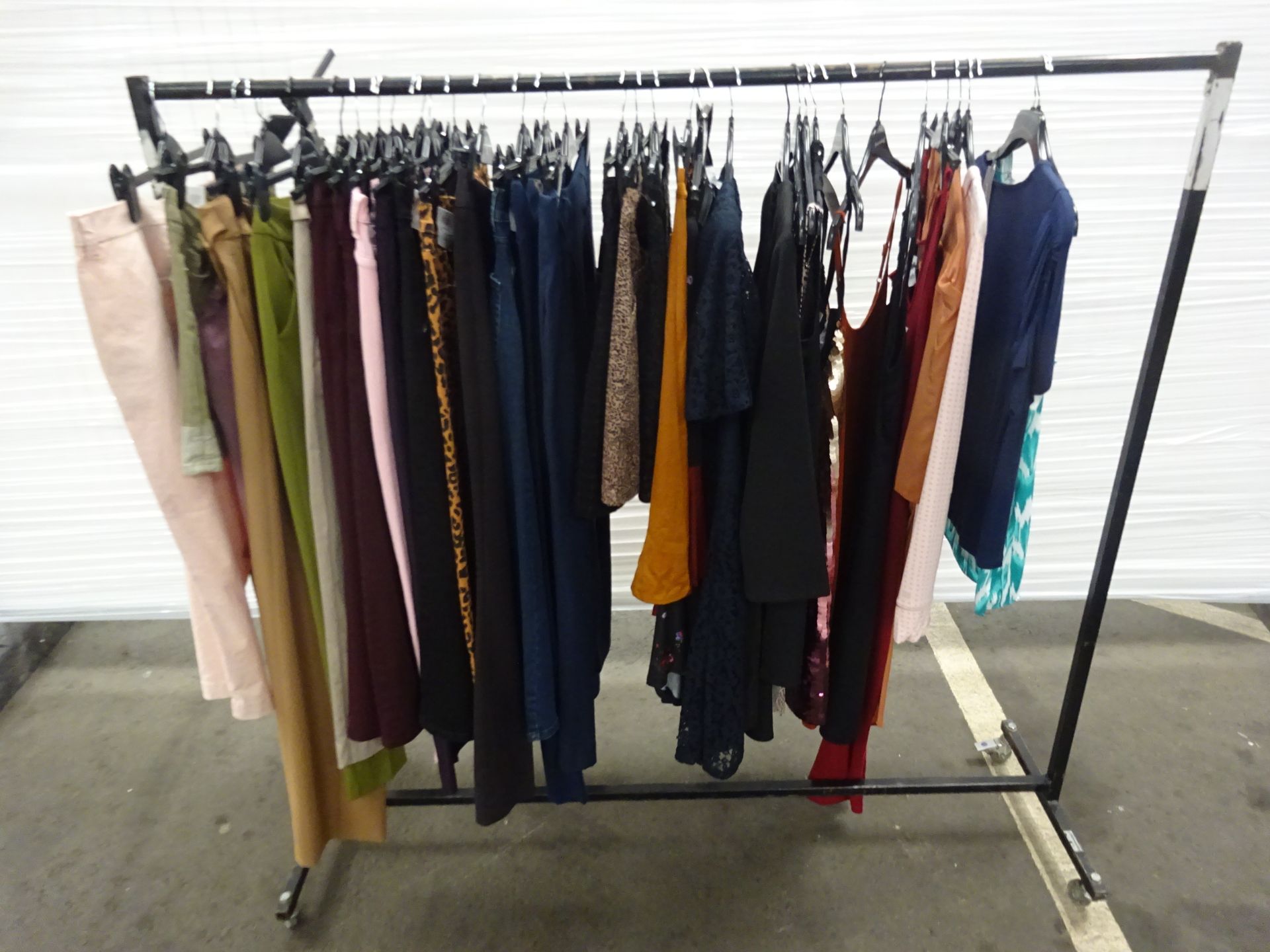 APPROX 500PCS OF DEBENHAMS WOMENS CLOTHING WITH AN APPROX RRP OF £20,000. - Image 7 of 18