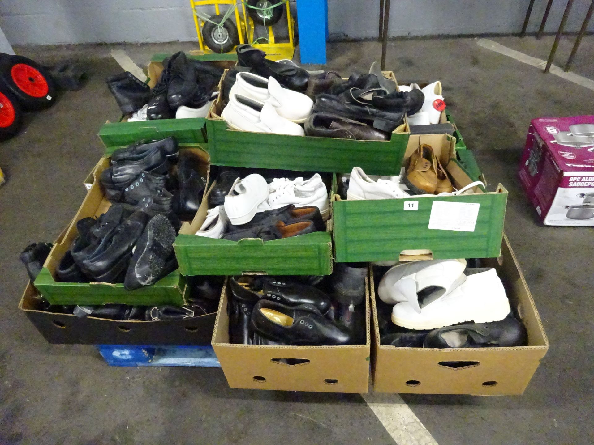 PALLET OF WORK SHOES VARIOUS SIZS & DESIGNS